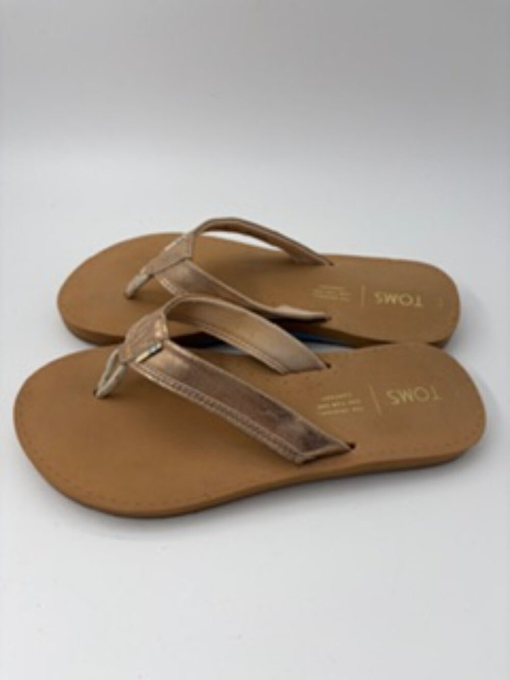 Tom's Women's Gabi Flip-Flops in Metallic Gold Size 5M